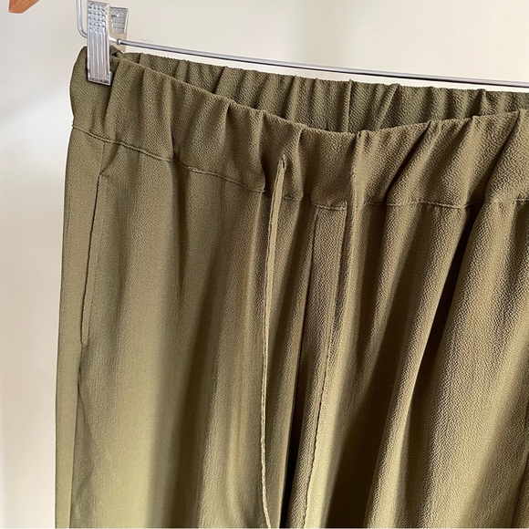 H&M High Waisted Wide Leg Textured Soft Pants in Olive Green - 2 - Picture 3 of 5